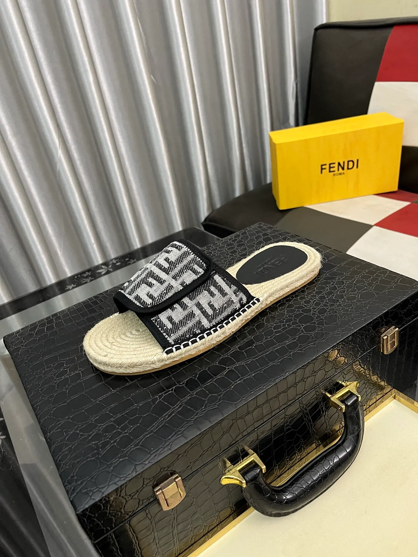 Men's shoes💰320⌚️⌚️[FENDI~Fendi slippers] High-end men's shoes brand official website 1:1 latest masterpiece: original mold customization, fabrics made of imported original materials, upgraded outsole, lighter, top quality in the market, simple and tasteful, a must-have for fashionistas, fashion is at your feet, full of confidence, the same style at the counter👍The season of summer slippers is here. Yardage: 38-44. Can be customized45.46.47